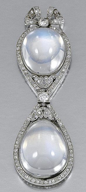 A BELLE EPOQUE MOONSTONE & DIAMOND PENDANT���1910�꣬�O(sh��)Ӌ(j��)��������Ƕ�ɂ�(g��)�¹�ʯ�@ʯ���K��