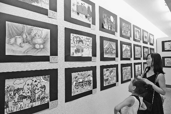 5��31�����������^����Ʒ����(d��ng)�죬���ߌò�ԭ��ͯˇ�g(sh��)��(ji��)&middot;ȫ�^(q��)��С�W(xu��)�������zӰ��ِ��(y��u)����Ʒչ�ں��ͺ������_չ����չ����ͯ�����zӰ���Ĵ��600�����(y��u)����Ʒ��