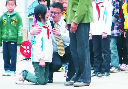 學(xué)校開“孝德”課教育感恩 女生下跪求父親原諒