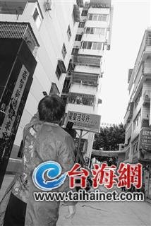 校門口降“鈔票雨”孩子拾金不昧大人順手牽羊