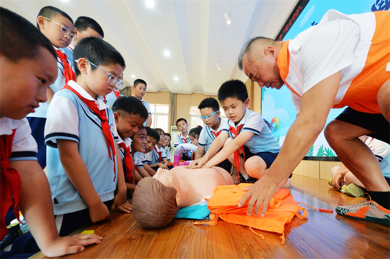 2025��7��4������ɽ�|ʡ���u���б��^(q��)���·С�W(xu��)�����ݘI(y��)ʽ�ϣ������f(xi��)��־Ը����ָ��(d��o)�W(xu��)���W(xu��)��(x��)�ķΏ�(f��)�K�����������I�z