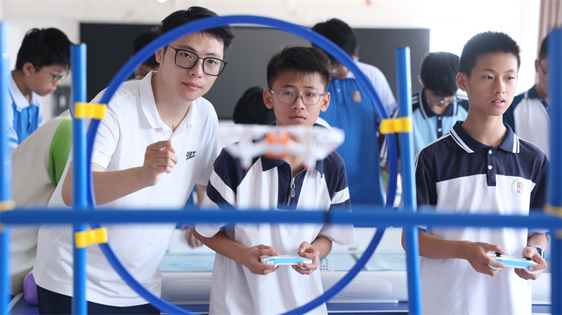 7��12������ɽ�|ʡ�R�ʵ�ʮ�ЌW��һ���W�����ώ���ָ�����M�Пo�˙C����Ӗ����