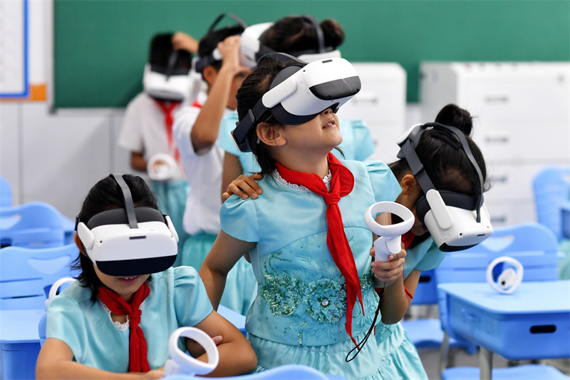 2025��9��25������ɽ�|ʡ���u���б��^(q��)ƽ��·�ڶ�С�W(xu��)�_(k��i)չ�ġ�У�@�Ƽ�֮�⡱���}ϵ�л��(d��ng)�����W(xu��)����?c��)��w�(y��n)VR���R��