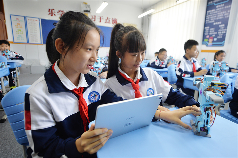 2025��9��25������ɽ�|ʡ���u���б��^(q��)ƽ��·�ڶ�С�W(xu��)�_(k��i)չ�ġ�У�@�Ƽ�֮�⡱���}ϵ�л��(d��ng)�ϣ������W(xu��)������ƽ����X����(xi��)����ٿؙC(j��)������