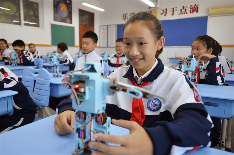 2025��9��25������ɽ�|ʡ���u���б��^(q��)ƽ��·�ڶ�С�W(xu��)�_(k��i)չ�ġ�У�@�Ƽ�֮�⡱���}ϵ�л��(d��ng)�����W(xu��)����?c��)ڌW(xu��)��(x��)�ٿؙC(j��)������