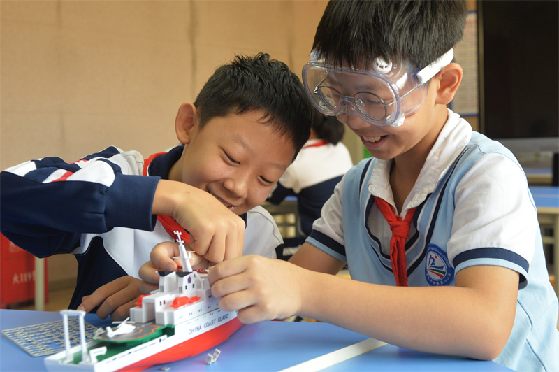 2025��9��25������ɽ�|ʡ���u���б��^(q��)ƽ��·�ڶ�С�W(xu��)�_(k��i)չ�ġ�У�@�Ƽ�֮�⡱���}ϵ�л��(d��ng)���������W(xu��)���ڰ��b�ƿ���ģ����