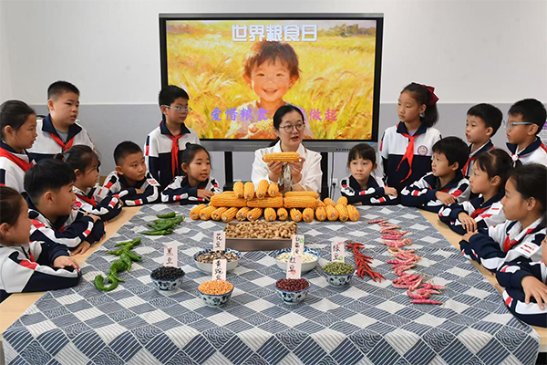 10��15�գ���ɽ�|ʡ���u���б��^(q��)����·С�W(xu��)�_չ�ġ���ϧ�Zʳ �����������}��������ώ����I(l��ng)�W(xu��)�����R�Zʳ��