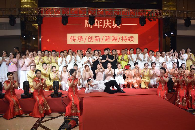 ���K�����B(y��ng)���Ļ����޹�˾����c��¡���e��