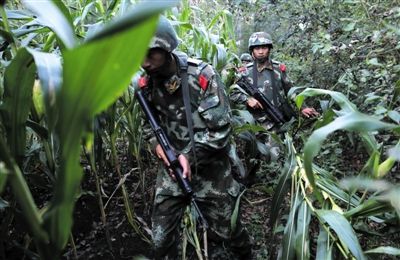 �����������I���Ӊۿh�Ӻ��(zh��n)��ɽ�壬�侯��(zh��n)ʿ�M(j��n)ɽ�������һ���ӷ����񂐵���ۙ���¾���(b��o)ӛ�� Ѧ�B �z