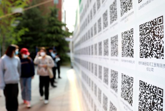 ������Ƹ����ӬF(xi��n)�����W��ͨ�^�ߴa�˽���I(y��)��Ƹ��Ϣ