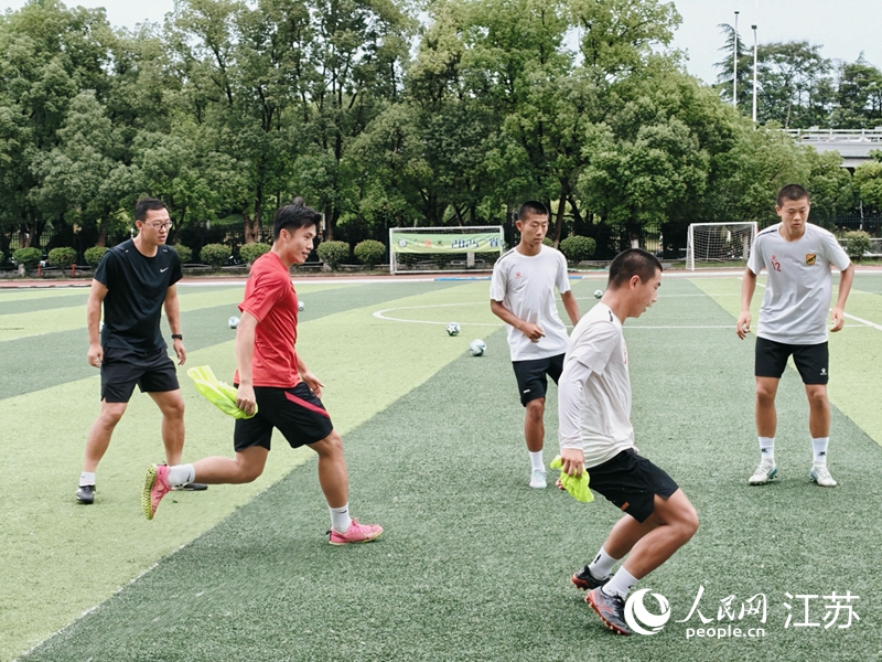 6��27�գ����K�����Ͼ����T��ӿ���ĸУ�cУ���Tһ���M�С���Ȧ��Ӗ���� ����W(w��ng) �Ϸ�z