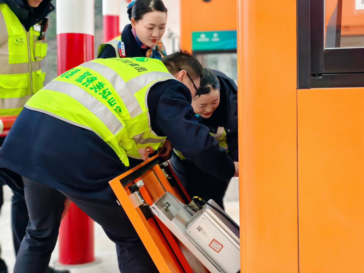 1��28�գ��Sɽ���İ�Ϫվ�z�����M(f��i)�O(sh��)������ͨ��˾���D