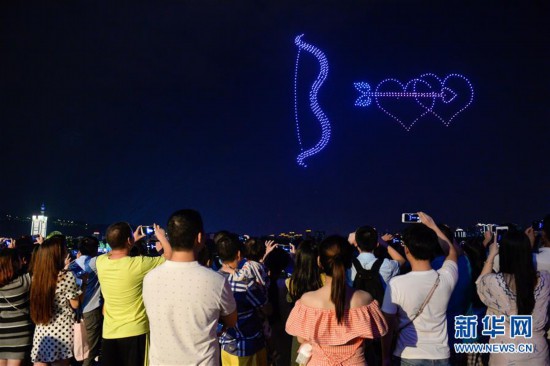 (社會(huì))(3)長(zhǎng)沙:無(wú)人機(jī)表演迎七夕