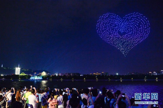(社會(huì))(4)長(zhǎng)沙:無(wú)人機(jī)表演迎七夕