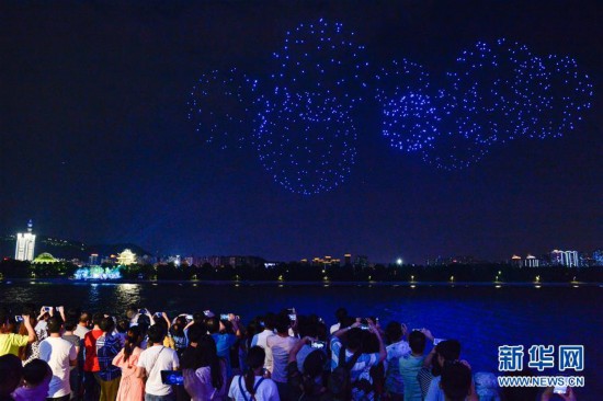 (社會(huì))(1)長(zhǎng)沙:無(wú)人機(jī)表演迎七夕