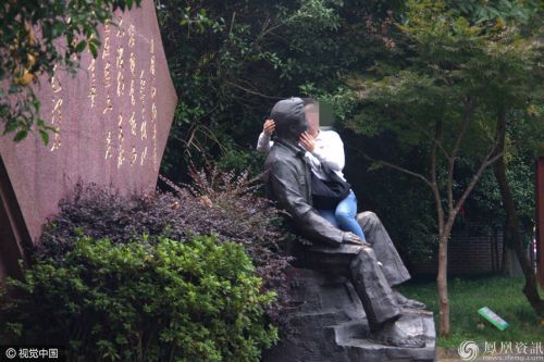 һ��Ů�ο�ֱ�����ڵ��ܴ�������